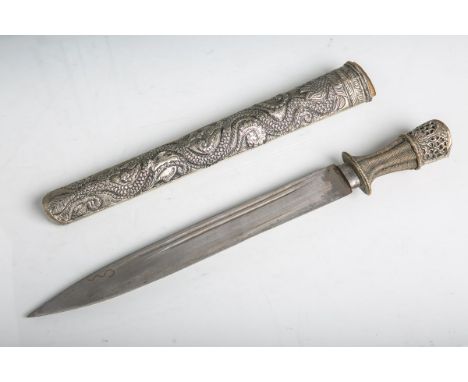 Dolch (wohl China), einschneidige Stahlklinge m. Goldtauschierung in Form einesLuftdrachens, Scheide m. Drachenmotiv, Metall 