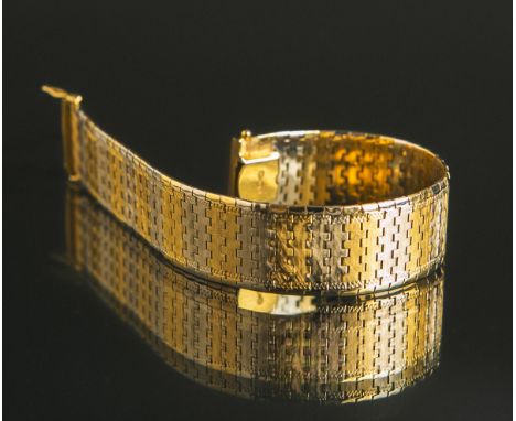 Flaches Armband 750 GG/WG, bicolor, aus einzelnen geometrischen Gliedern gearbeitet,Außenseite m. feiner Struktur, L. ca. 17,