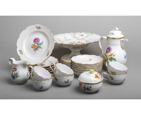 21-teiliges Mokkaservice (Meissen, 2. Wahl, 20. Jh.), Weißporzellan m. polychromenfloralem Dekor u. Goldstaffage, bestehend a
