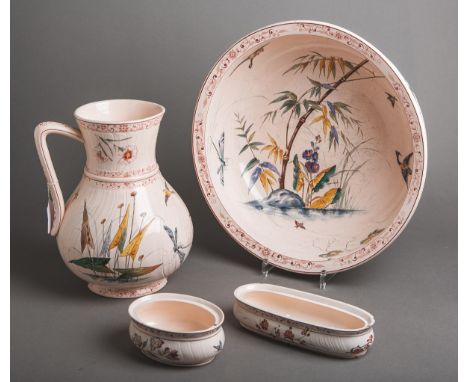 4-teiliges Set von Keramikteilen (Villeroy u. Boch), bestehend aus: 1x Waschschüssel, 1xKanne, 2x kl. Seifenbehälter, je rosf