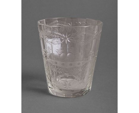 Glas (Biedermeier), klares Glas m. Mustergravur, H. ca. 8 cm.