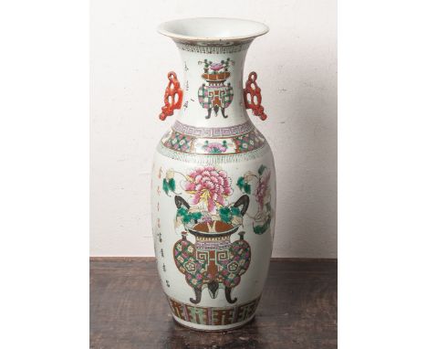 Bodenvase (wohl Qing-Dynastie, Tongzhi-Periode, 1862-1875, China), Porzellan, Dekor m.Päonien u. Vögeln, Gedicht in schwarzen