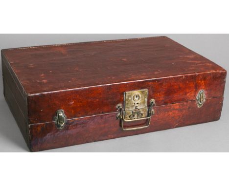 Alter Reisekoffer (19./20. Jh.), Holz m. Leder, Messingschließen, ca. 70 x 40 x 20 cm.Altersgem. Zustand, Gebrauchsspuren.