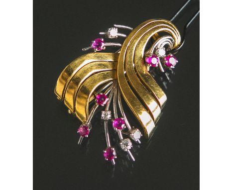 Brosche mit Edelsteinbesatz 750 GG/WG, besetzt m. 7 kl. Rubinen u. 5 kl. Diamanten imBrillantschliff, gestempelt: Feingehalt,