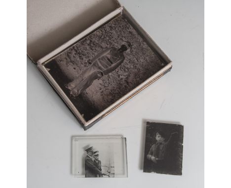 Glas-Negativfotoaufnahmen (Drittes Reich), Adolf Hitler m. ausl. General etc., HJ-Junge,SS-Panzerfahrer, 9 Stück.