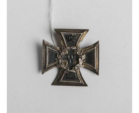 Eisernes Kreuz (1. WK), reduzierte Größe 33 x 33 mm, m. silbernemaufgenieteten Lorbeerkranz, rücks. Nadelsystem z. Anstecken.