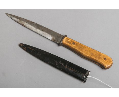 Grabendolch (1. WK), Klingenlänge ca. 14,5 cm, Holzgriff (L. ca. 11 cm), m. Scheide (wohlschwarze Originallackierung), Gesamt
