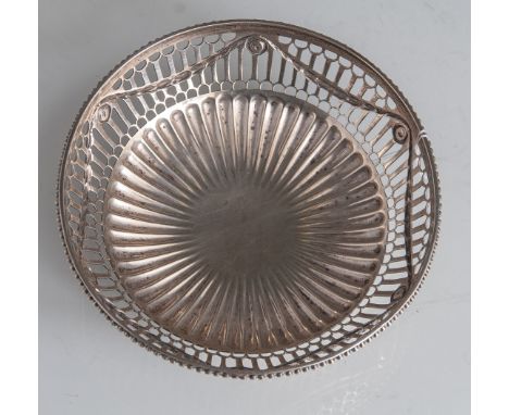 2-teiliges Konvolut von Silberschalen 925 Silber (England), bestehend aus: 1x kl. Schalem. durchbr. gearb., Rand, gestempelt: