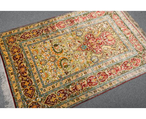 Teppich / Hereke, Seide m. Goldfaden, ca. 158 x 107 cm.