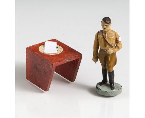 Persönlichkeitsfigur Adolf Hitler, "Elastolin", polychrom bemalte Masse, stehend inUniform m. beweglichem Grußarm auf ovaler 