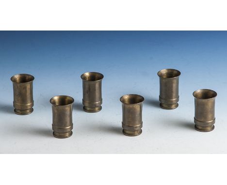 6 Schnapsbecher aus Geschoßhülsen, 2. WK, Messing, m. Bodenstempel, Gr. je ca. H: 5 cm.