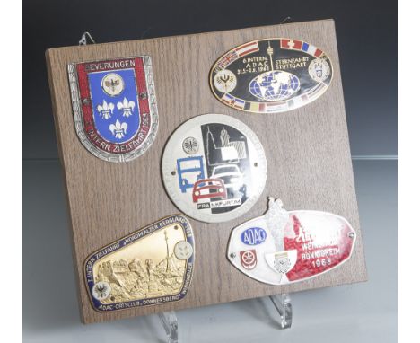 Konvolut von 5 diversen ADAC Auto-Plaketten, auf Holzplatte montiert, bestehend aus: 1xADAC 2. Intern. Zielfahrt 1968 Beverun