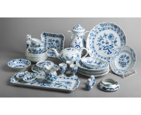 42-teiliges Konvolut v. Geschirrteilen u. Aschenbecher (Meissen, 1. u. 2. Wahl), Zwiebelmuster,Porzellan, weißer Grund m. bla