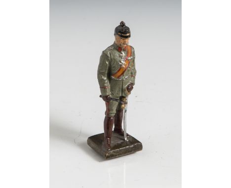 Persönlichkeitsfigur Paul von Hindenburg, "Lineol", polychrom bemalte Masse, stehend inUniform m. Pickelhaube u. Marschallsta