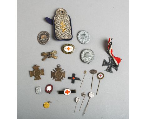 Konvolut Militaria (1. u. 2. WK), 1 Schulterstück Militärarzt, 1 EK am Band 1914,Kriegsteilnehmerkreuz 14-18 ohne Schwerter u