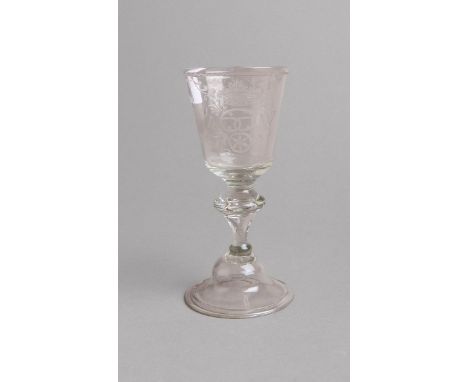 Pokalglas (wohl 19. Jh.), klares Glas m. geschl. Dekor, monogramm.: "AW", H. ca. 15 cm.
