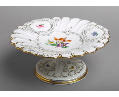 Flache Fußschale (Meissen, 2. Wahl, 20. Jh.), Weißporzellan m. polychromen floralem Dekoru. Goldstaffage, Rand m. eingearbeit