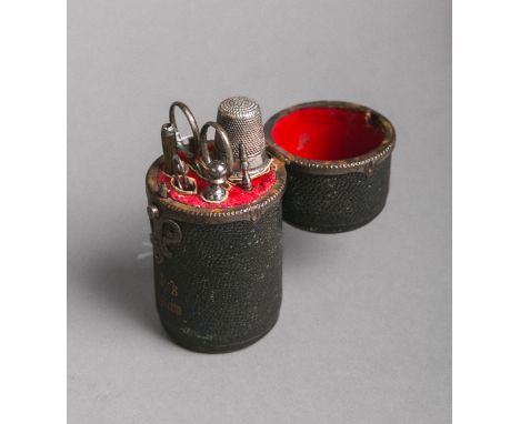 Reise-Nähset (19. Jh.), Lederetui m. Zubehör, Metallmontierung, vs. Aufschrift: "Lady'sCompanion", H. ca. 9 cm, Dm. ca. 4 cm.