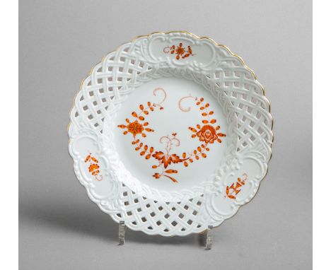 Teller (Meissen, 2. Wahl), Porzellan, indisches rotes Blumenmuster, Rand durchbrochen, anUnterboden Schwertermarke, Dm. ca. 2