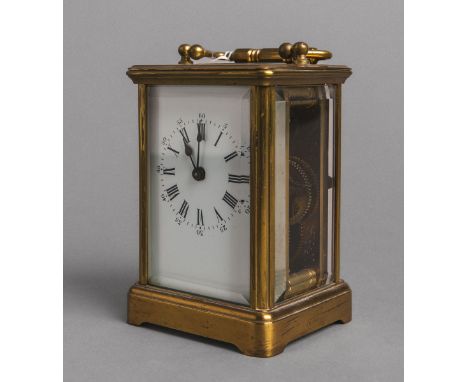 Reisewecker, weißes Zifferblatt m. schwarzen röm. Ziffern, Messinggehäuse, H. ca. 12 cm.Funktion nicht geprüft.