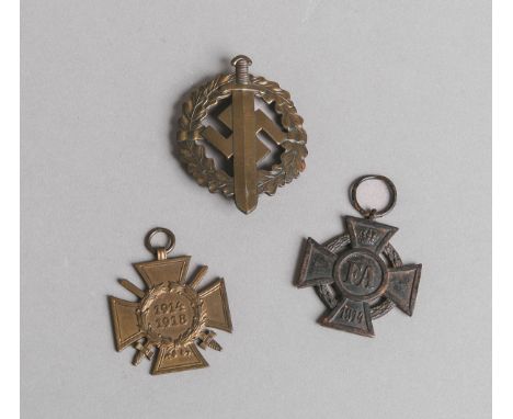 Konvolut von Orden und Ehrenzeichen (1. u. 2. WK), SA-Sportabzeichen, Friedrich AugustKreuz, 1 Frontkämpferkreuz 14-18 m. Sch