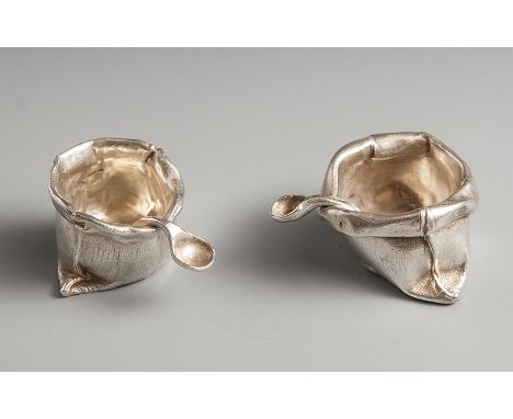 Paar Salieren, Silber 925, gemarkt: Manufakturmarke un. Feingehalt, in Form zweierSalzsäcke m. Löffeln, Gr. ca. H: 2,3 cm, Ge
