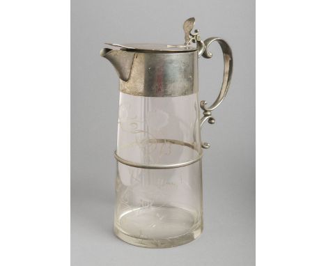 Kanne (1. Hälfte 20. Jh.), klares Glas m. floraler Gravur, Metallmontierung, H. ca. 34 cm.Altersgem. Gebrauchszustand.