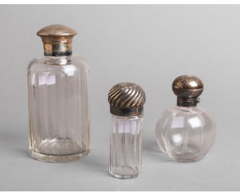 3-teiliges Konvolut von Glasflaschen, teils m. Silbermontur.