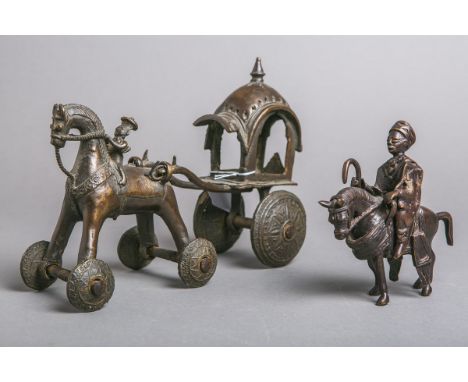 2-teiliges Konvolut von Bronzefiguren (Afrika, Alter unbekannt), bestehend aus: 1x Pferdauf Rollen m. Sänfte (ca. 20 x 28 x 1