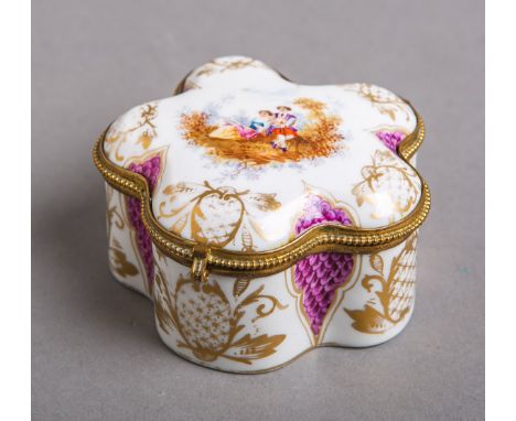 Deckeldose (Meissen, wohl zw. 1763 - 1774), Porzellan, blütenförmig, auf d. DeckelPersonenstaffage, rundum m. goldstaffiertem