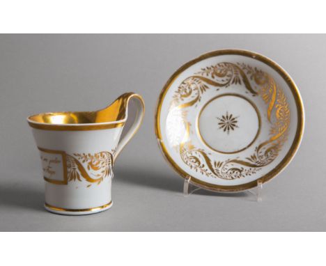 Tasse mit Unterteller (KPM, um 1840), Porzellan m. Goldstaffage, Aufschrift: "Beglückt seijeder Deiner Tage.", am Unterboden 