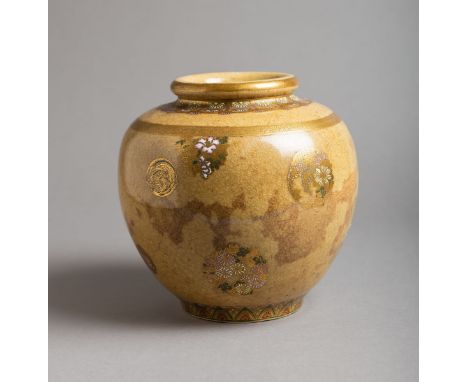 Satsuma Vase (Japan, Alter unbekannt), Keramik m. floraler Email-Aufglasurmalerei u.Goldstaffage, bauchiger Gefäßkörper, H. c