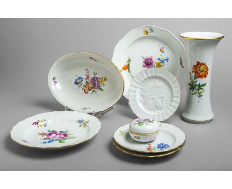 8-teiliges Konvolut von Porzellanteilen (Meissen, 1. u. 2. Wahl), bestehend aus: 1x Vase,1x gr. Schale, 1x tiefer Teller, Bra