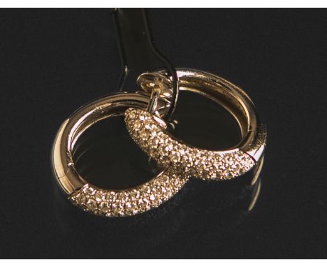 Ohrstecker / Creolen 750 WG, Schauseite je ausgefasst m. zahlr. Brill. insg. zus. ca. 1.20ct, diese in sehr hohem Farb- u. Re