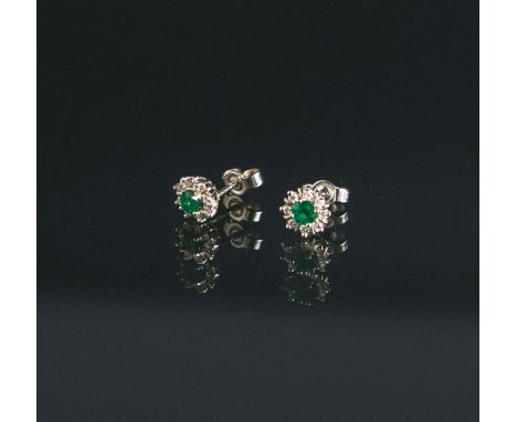 Paar Ohrstecker 585 WG (20. Jh.), je besetzt m.: 1x kl. Smaragd von ca. 3 mm u. 8x kl.Diamanten im Brillantschliff, gestempel