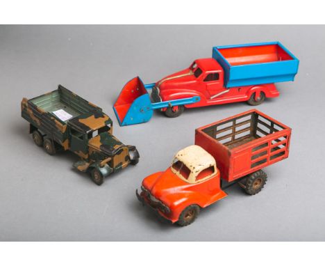 3-teiliges Konvolut von Modellautos aus Blech, 1x Militärlaster m. Tarnanstrich u.Federwerk, B. ca. 18 cm, LKW Gama, US-Zone,