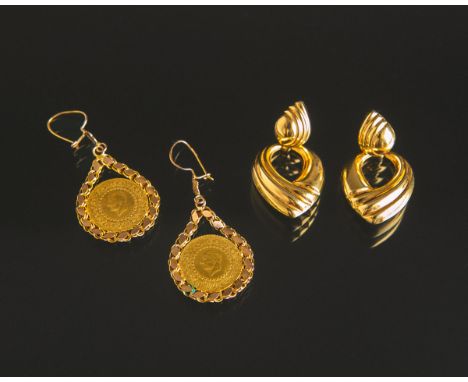 2-teiliges Konvolut von Ohrringen 585 GG, bestehend aus: 1x Münzohrringe, Dm. m. Fassungca. 2,5 cm, 1x Ohrhänger m. Stecker, 