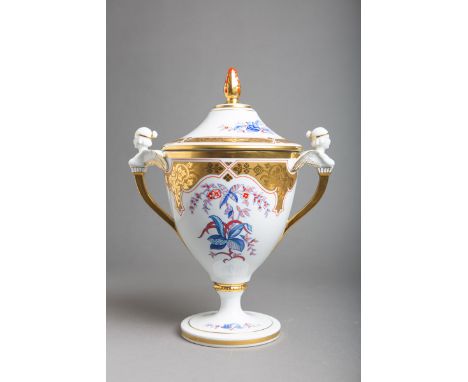 Amphoren-/ Deckelvase (Fürstenberg, 2. H. 20. Jh.), Weißporzellan m. polychromen floralenElementen u. Goldstaffage, Doppelhen