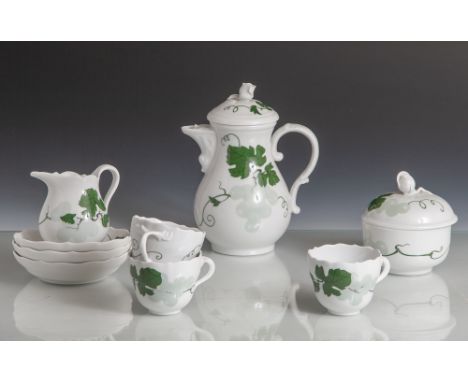 13-teiliges Set von Serviceteilen (Meissen, 1. u. 2. Wahl), Porzellan, Dekor: Weinblatt m.Weintraube, bestehend aus: 1x Mokka