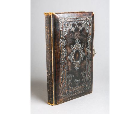 Historisches Fotoalbum (um 1900), Ledereinband m. floraler Prägung, 3-seitigerGoldschnitt, m. Federschließe, ca. 39 x 24 x 9 