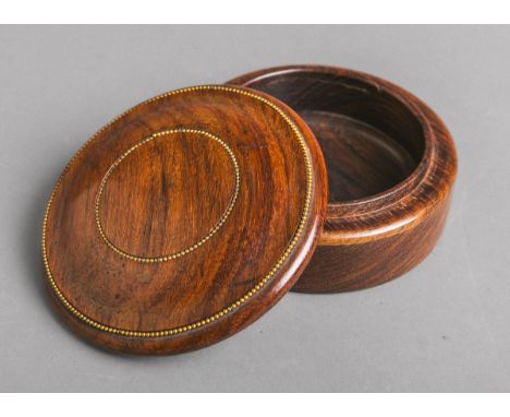 Deckeldose (Louis Andress, Hoflieferant, Darmstadt), Holz, Deckel m. geb. Perlstabdekor,am Unterboden bez., Dm. ca. 13 cm. De