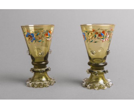 Paar Kelchgläser (Historismus), klares grünes Glas, je m. floralem Emaildekor u. Noppen,H. je ca. 12,5 cm.