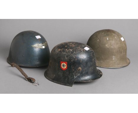 Luftschutzhelm (Drittes Reich), m. orig. Emblem, 1x Feuerwehr (2 Embleme entf.), 1x USA.