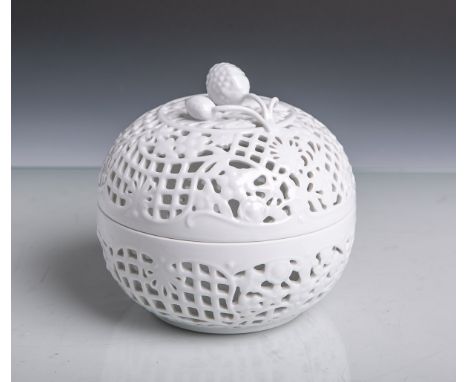Deckeldose (20. Jahrhundert), Weißporzellan, Durchbruchschale m. Blumen- u. Floraldekor,Dm. ca. 15,5 cm, H. ca. 14 cm.