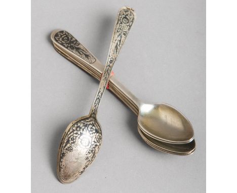 6 Kaffeelöffel 825er Silber (Tula, Russland), m. aufwendiger Niello-Technik, Größe ca. 14cm, Gewicht ca. 180 g.