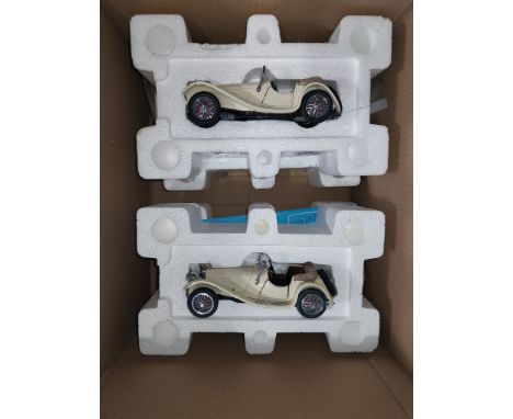 Franklin Mint, a partially boxed (Polystyrene only) pair of 1:24 scale 1938 Jaguar SS-100 models which are both in Cream with