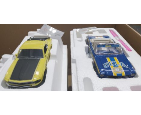 Franklin Mint, a boxed pair of 1:24 scale Mustang models comprising of B11YC99 1964 &frac12; Ford Mustang &ldquo;UCLA&rdquo; 