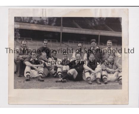 ARSENAL / TOM WHITTAKER COLLECTION       Previously the property of manager Tom Whittaker. Press photo. 9" x 6" - 1939 - Arse