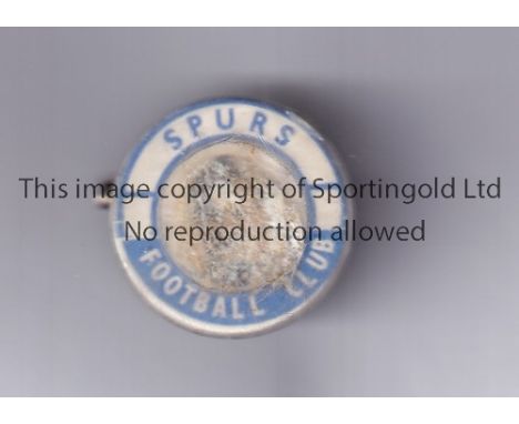 TOTTENHAM HOTSPUR BADGE CIRCA 1960   A Spurs photo badge from around 1960. Slight marks covering the photo.   Fair