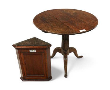 18th century oak tripod table, circular tilt top on stop-fluted barrel pedestal, on three out-splayed supports (D74cm, H67cm)